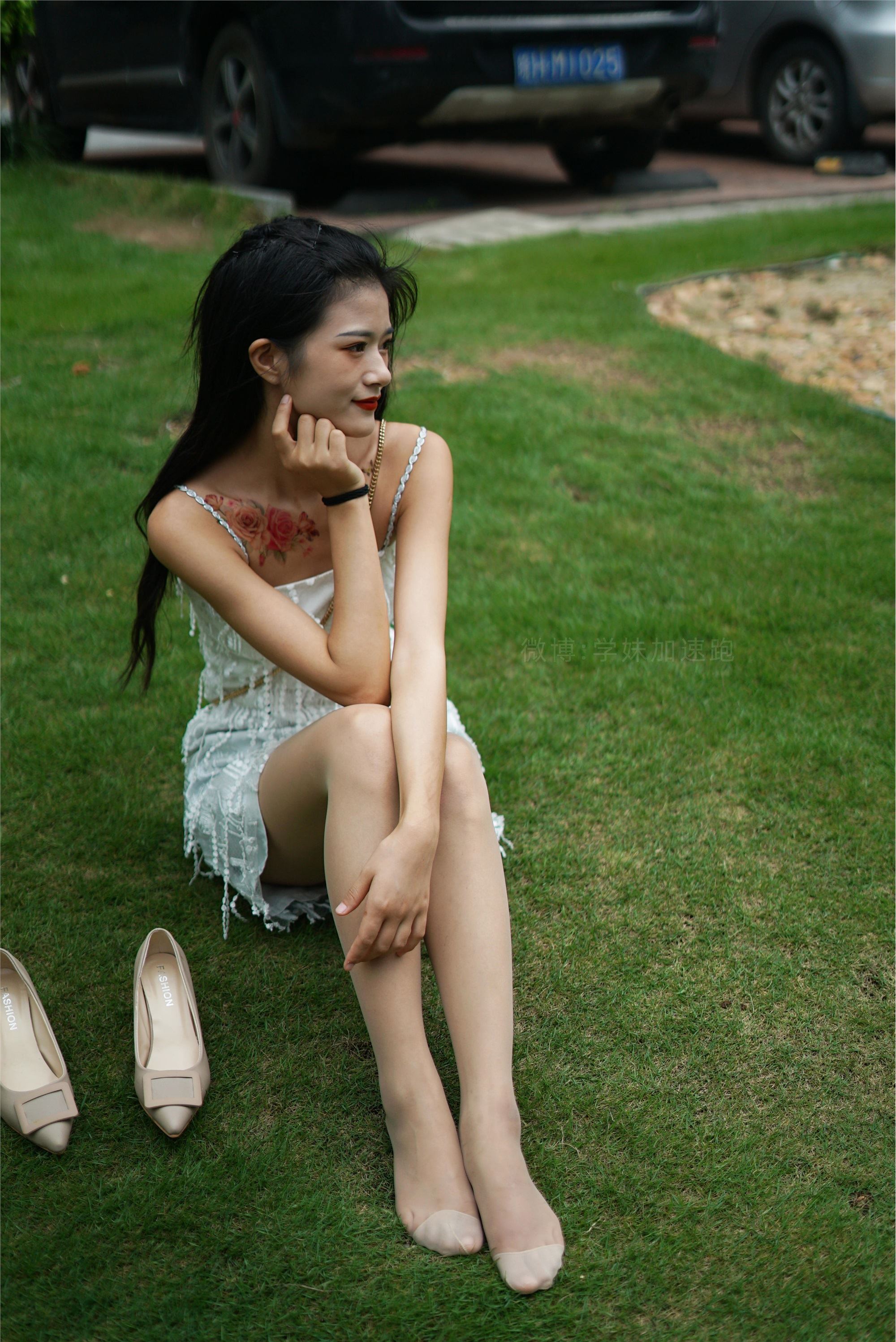 学妹加速跑 XM079《草地上的绿茶jio-鹿酱》